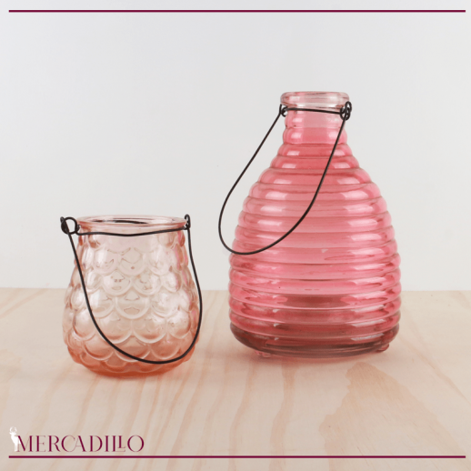Jarrón y botella de cristal rosa.